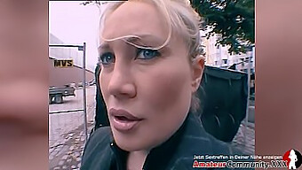 Berlin Cougar Giver Handjob Og Blowjob I En Trappeopgang