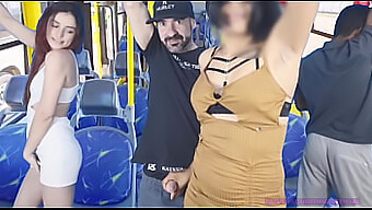 Seksi Bir Kadın Dolu Bir Otobüste Okşanır Ve Üzerine Boşalır!