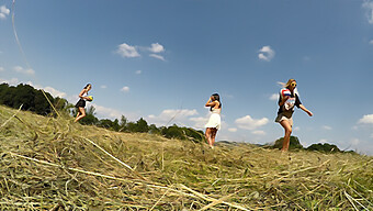 Belezas De Seios Pequenos Desfrutam De Brincadeiras Ao Ar Livre Ao Sol.