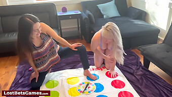 En Het Strippsession Och Twister-Spel Med En Lesbisk Spin Med Naturliga