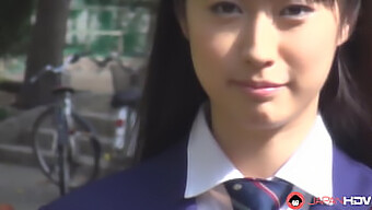 Tomomi Motozawa Gir En Perfekt Blowjob Til En Klassekamerat I Skoleuniform.