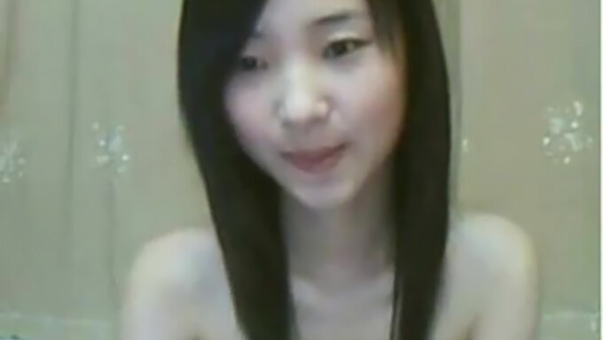 Une nouvelle asiatique se fait plaisir avec ses doigts en webcam