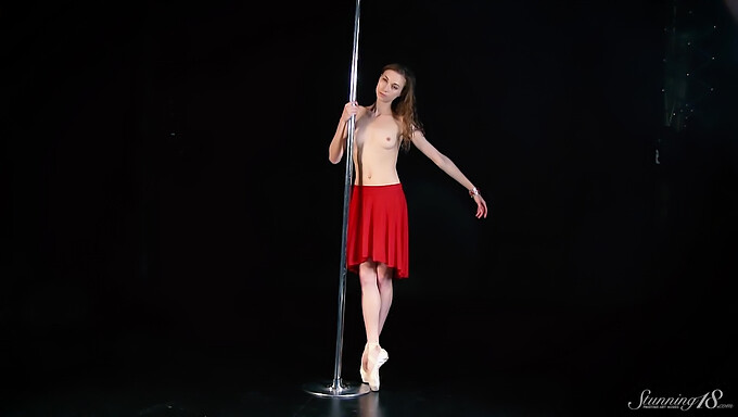 Tonåringen Annet, en ung balettdansare, strippar ner och utför en sensuell poledance