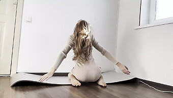 Adoration Du Cul Et Exhibition De Yoga Fétichiste Des Pieds Avec Une Tenue Sportive Et Des Culottes