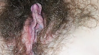 Una Chica India Llega Al Orgasmo Con Su Coño Peludo Y Mojado