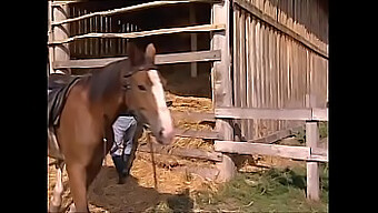 Ebben A Kemény Jelenetben Egy Jó Adottságokkal Rendelkező Férfi Örömet Okoz Egy Kanos Menyecske Szűk Puncijának.