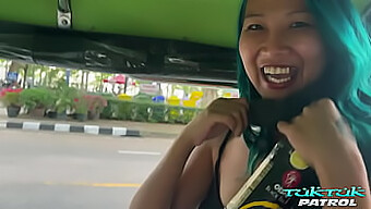 Gadis Thai Dengan Tetek Kecil Memberikan Blowjob Panas Kepada Lelaki Dengan Zakar Putih Yang Tebal