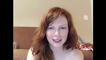 Adorable Starlette De La Webcam De 18 Ans Avec Des Cheveux Roux Fougueux