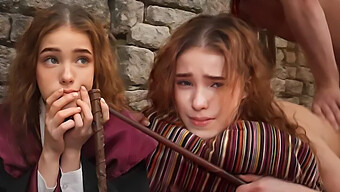 Intenzivna Študija Čarovnije Užitka Hermione Granger Vodi Do Eksplozivnega Vrhunca