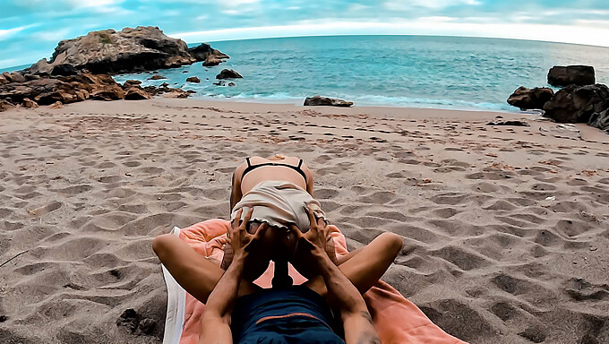 Intens strandboltring med en liderlig partner