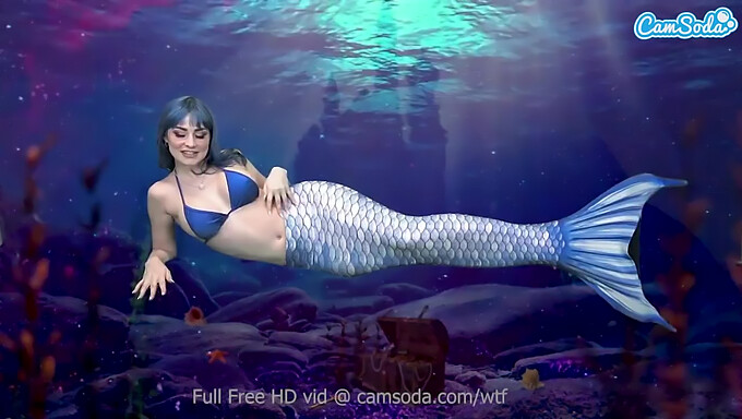 ¡Esta sirena sensual con cabello azul se entrega al juego en solitario, lo que aumenta su excitación! ¡No te pierdas esta experiencia única!