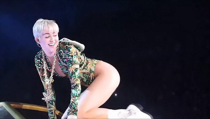 Ekspliciten video Miley Cyrus: Mamljiv vodnik do intenzivnega orgazma