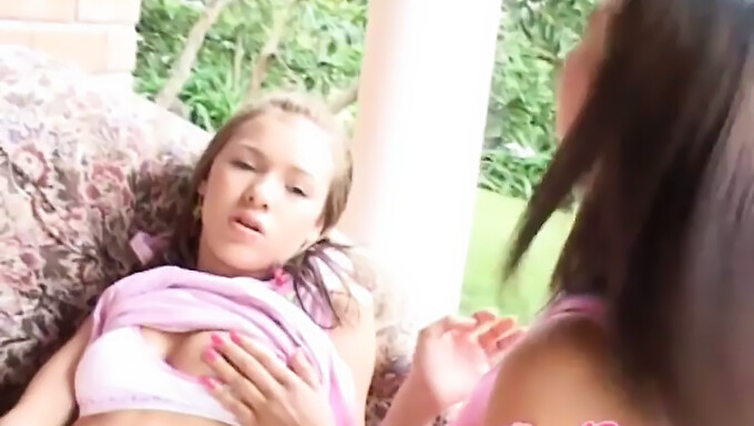 La rencontre lesbienne en plein air de Selina avec une jeune fille