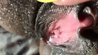 Intense Close-Up Van Een Meid Die Masturbeert En Extreem Spuitend Klaarkomt