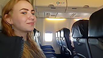 Adolescente Donne Une Branlette En Pov Dans L'Avion