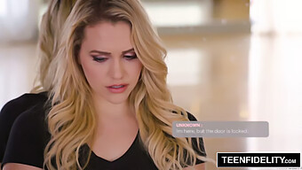 Mia Malkova Bruker Kurvene Sine Til Å Utpresse En Bankmann I Eksplisitt Video