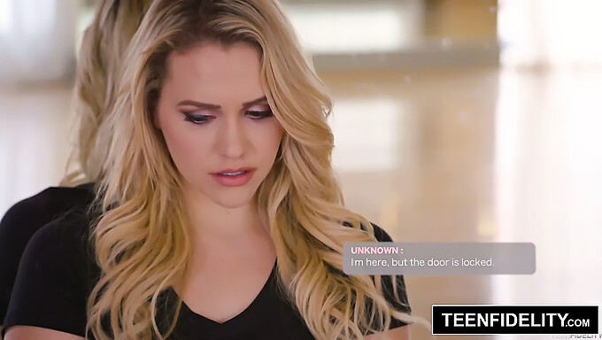 Mia Malkova käyttää hänen käyrät kiristää pankkiiri eksplisiittinen video