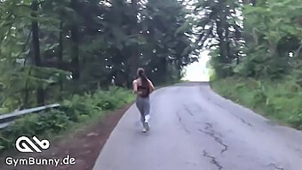 Regardez une adolescente européenne se mettre par derrière en faisant son jogging et en grignotant un jambon