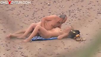 Reifer Mann beobachtet Babe beim Fick am Strand