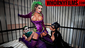 Trio Fierbinte Cu Joker Și Cat Woman În Costume Sexy - Whorny Films