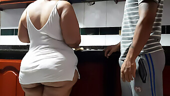 Amateurvideo Van Een Colombiaanse Milf In De Keuken