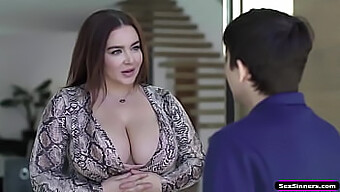 Göğüslü Milf, Zorbaya Intikam Almak Için Onu Emiyor Ve Sikiyor