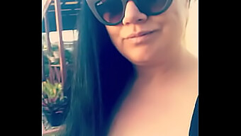 La Milf De Vecindad Becky Muestra Su Amplio Trasero