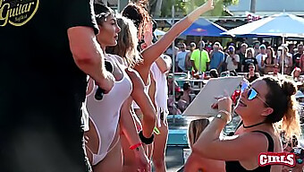 Vild Poolfest Med Nøgne Og Letpåklædte Piger, Der Twerker Og Viser Deres Aktiver Frem