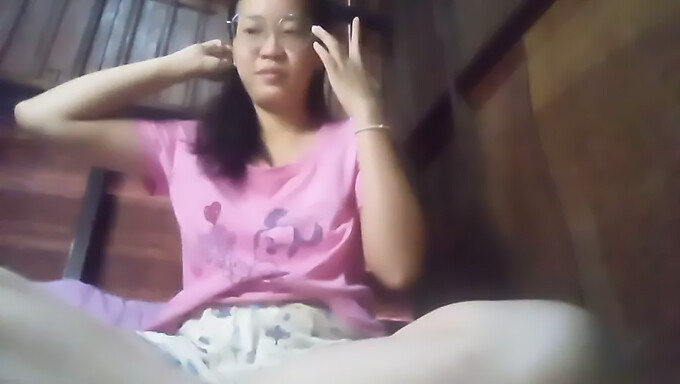 Istri Asia menikmati kenikmatan solo dalam video buatan sendiri