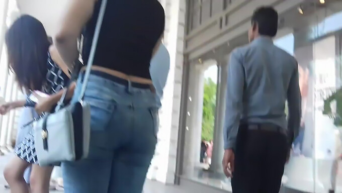 Beleza peituda em jeans formados