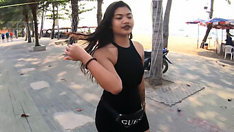 O Adolescentă Thailandeză Cu Un Fund Mare Colaborează Cu Un Turist Bine Dotat Pentru Un Film Pentru Adulți De Casă, Cu Cowgirl Și Acțiune Orală