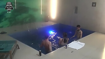 Le Trio Avec La Piscine Du Motel Continue Avec Des Jeux De Pieds Et De La Domination.