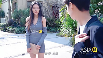 El Sensual Encuentro De Chen Xiao Yu Con Una Seductora Vecina De Al Lado