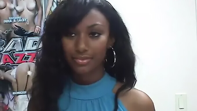 Una hermosa adolescente negra con tetas naturales disfruta del sexo oral y vaginal