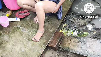 18-Year-Old Indian Girl Takes A Bath Outdoors In Traditional Attire