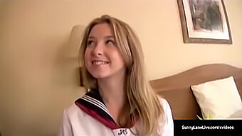 Sunny Lane, o studentă de colegiu, se bucură de o sesiune fierbinte cu un jucărie sexuală