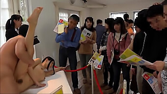 Exhibición De Arte Público Se Convierte En Una Fiesta Sexual Adolescente Salvaje Con Adolescentes Japoneses