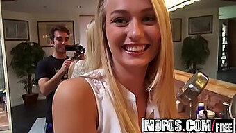 แฟนสาวนมใหญ่ Natalia Starr ได้รับ Blowjob จากเพื่อนของเธอ