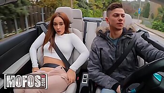 A Deslumbrante Ginebra Bellucci Se Envolve Em Sexo Apaixonado Em Um Carro Com Tommy Cabrio