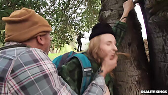 Cámara Oculta Captura A Una Ninfa De Madera En El Bosque