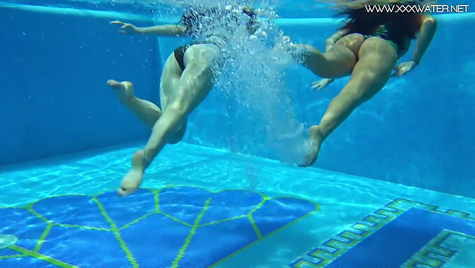 Die Latina-Schönheiten Diana Rius und Sheril Blossom geben sich unter Wasser einer heißen lesbischen Begegnung hin