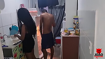 Esposa Surpreende Marido Com Encontro Quente Na Cozinha E Sessão De Foda Selvagem