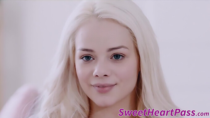 Elsa Jean si užíva čiernu dievčinu s malými prsiami