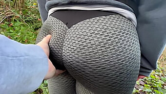 Chica Amateur En Un Parque Público Acariciando Su Derriere Redondo