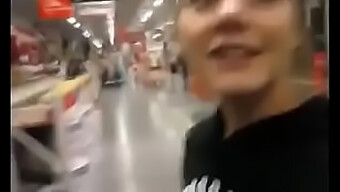 Giovane Ragazza Gode Di Un Viaggio Di Shopping Pubblico Con La Sua Fidanzata Lussuriosa