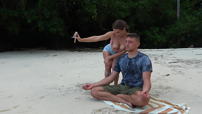 Rencontre POV sur la plage avec une fille consentante donnant une fellation baveuse