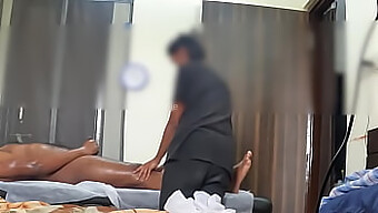 Boobygirl4 Gibt Sich Einer Heißen Massage-Begegnung Vor Versteckter Kamera Hin