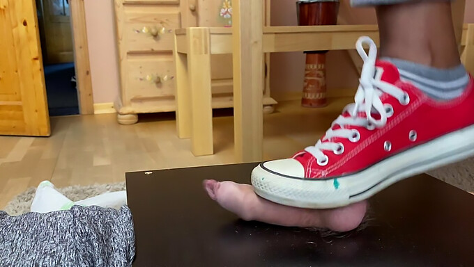 Rode Converse Chucks in bal vertrappen en verpletteren video