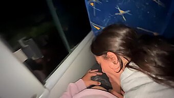 Viaje En Autobús Salvaje De Una Adolescente Colombiana: Placer Oral Y Clímax Inesperado