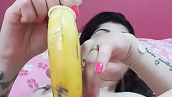 Adolescente Latina Experimenta Orgasmo Com Uma Banana Em Lingerie